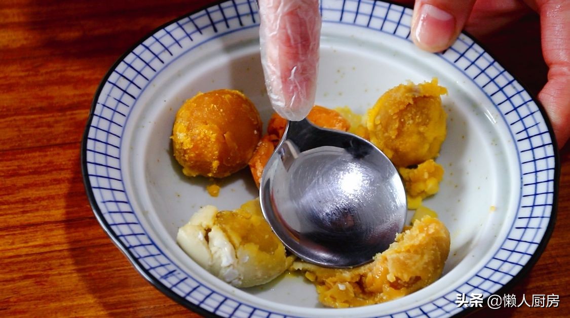 做鸡腿时，鸡肉里面包着咸蛋黄，记住这1点，没有腥味