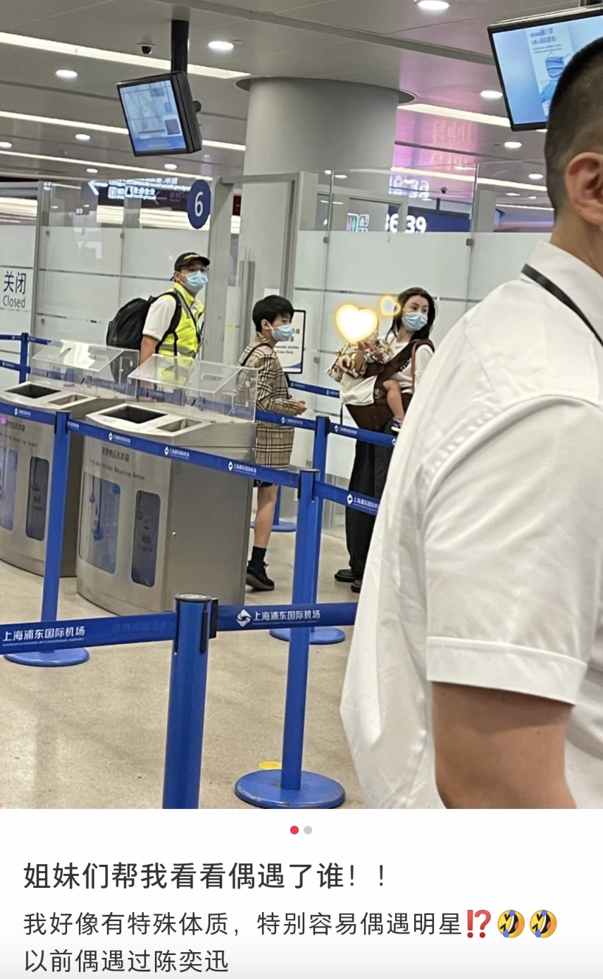 张柏芝机场被偶遇，次子小Q穿搭时髦，小儿子罕露眉眼颜值超高