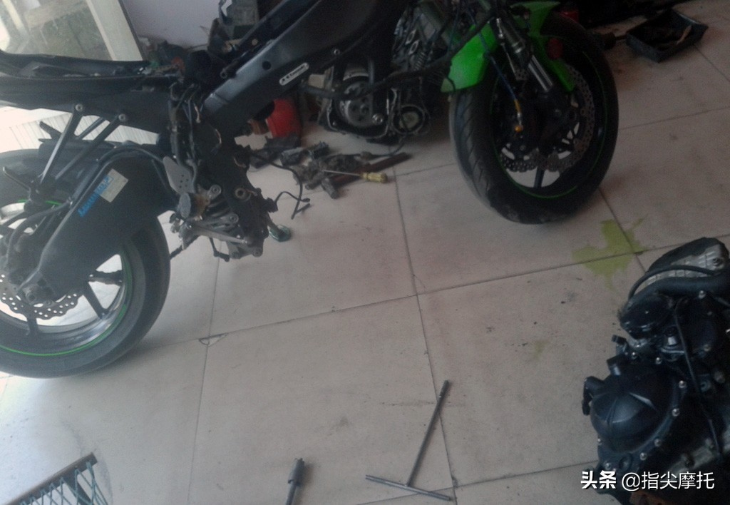 摩托车发动机进水维修视频 大排摩托车川崎zx 6r建议机漏油 看能手全图培修历程 摩托发动机 发动机知识大全网 发动机基本结构 新型发动机