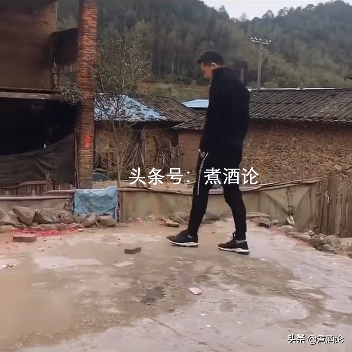 外地|过年期间外地女婿的统一姿势火了都是百无聊赖独自徘徊