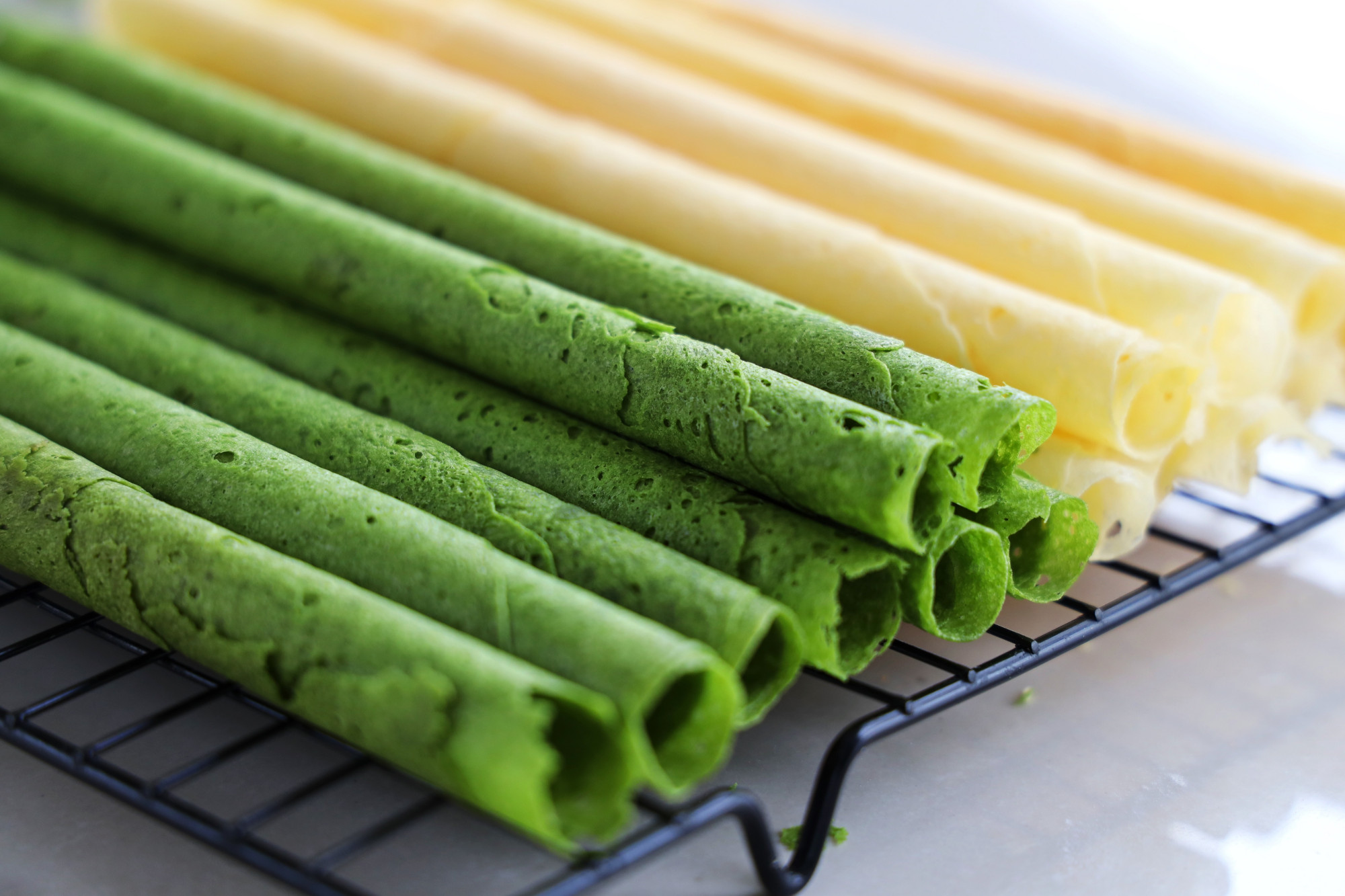 这是我吃过最好吃的蛋卷，又香又脆一碰就掉渣，吃一口就停不下来