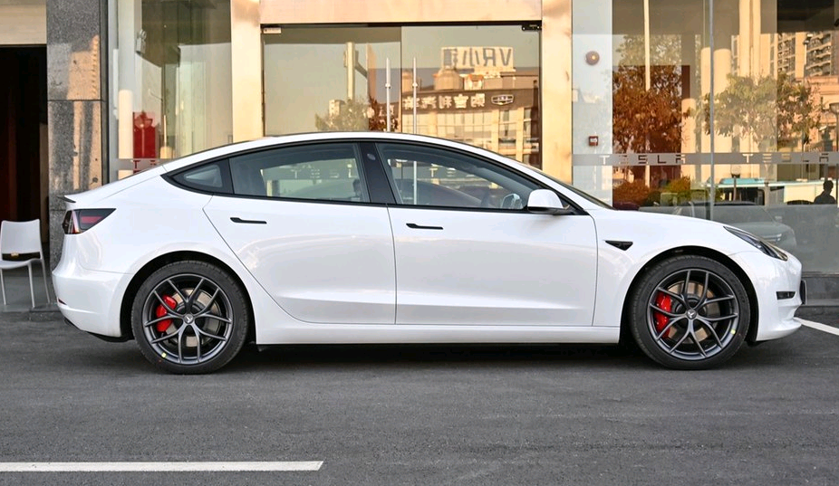 特斯拉Model 3不足25万，外观流畅，内饰粗糙能忍？