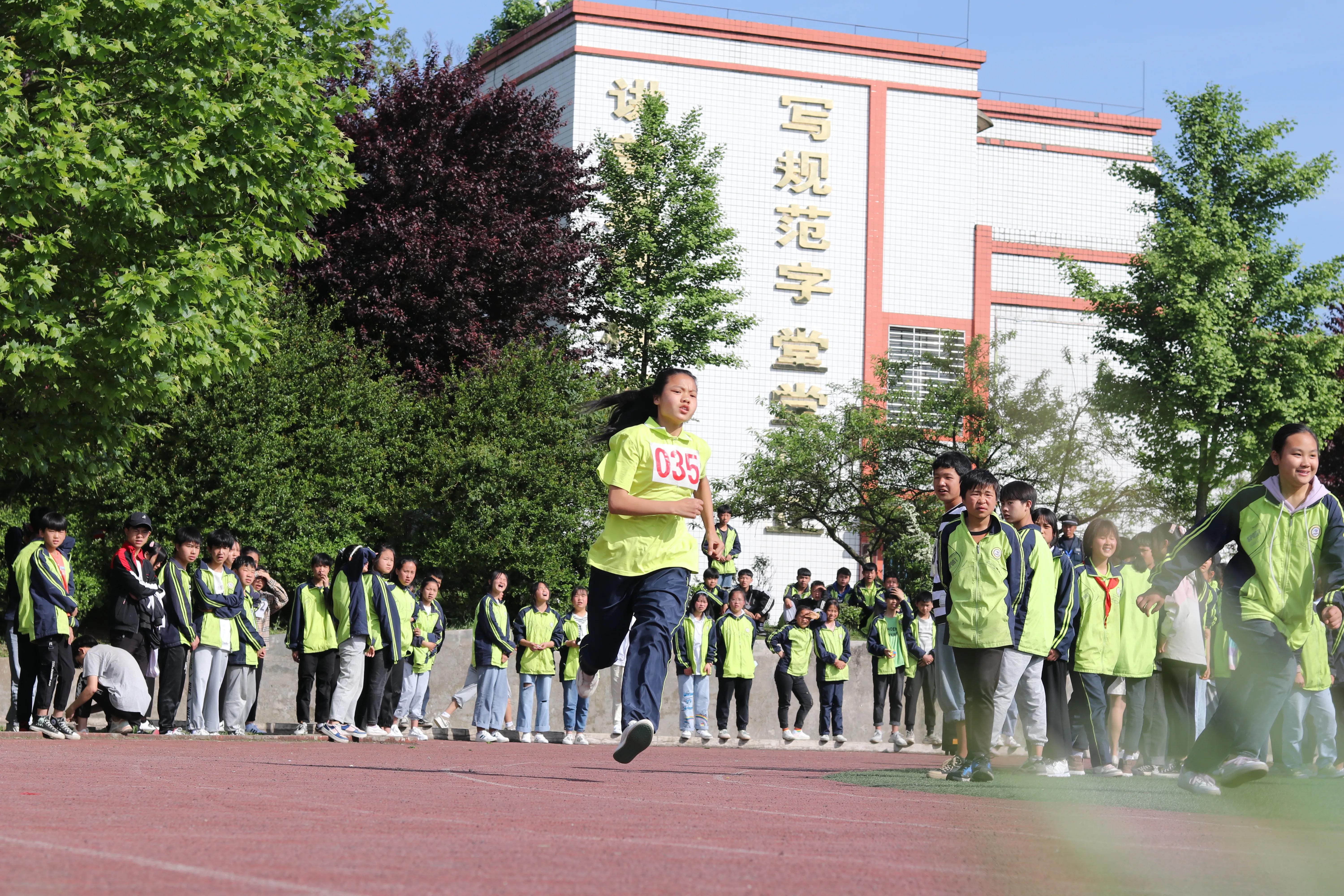 黔西县五里中学田径运动强体质(图5)