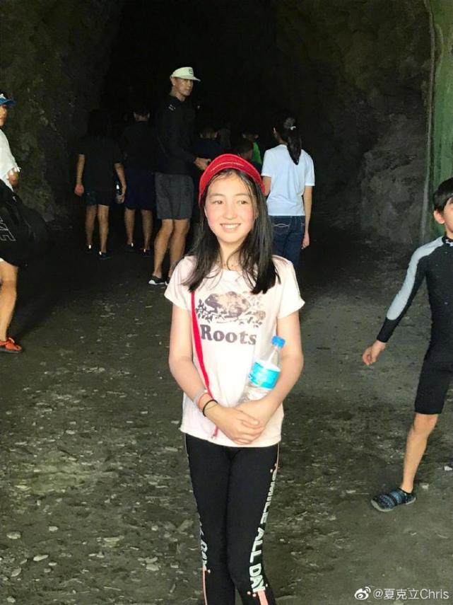 夏克立晒11岁女儿素颜照，夏天五官精致长高不少，越长越像妈妈
