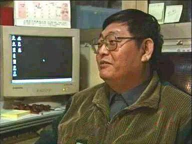 从厂工到亿万富翁，杨百万名利双收，如何诓骗数万股民倾家荡产？