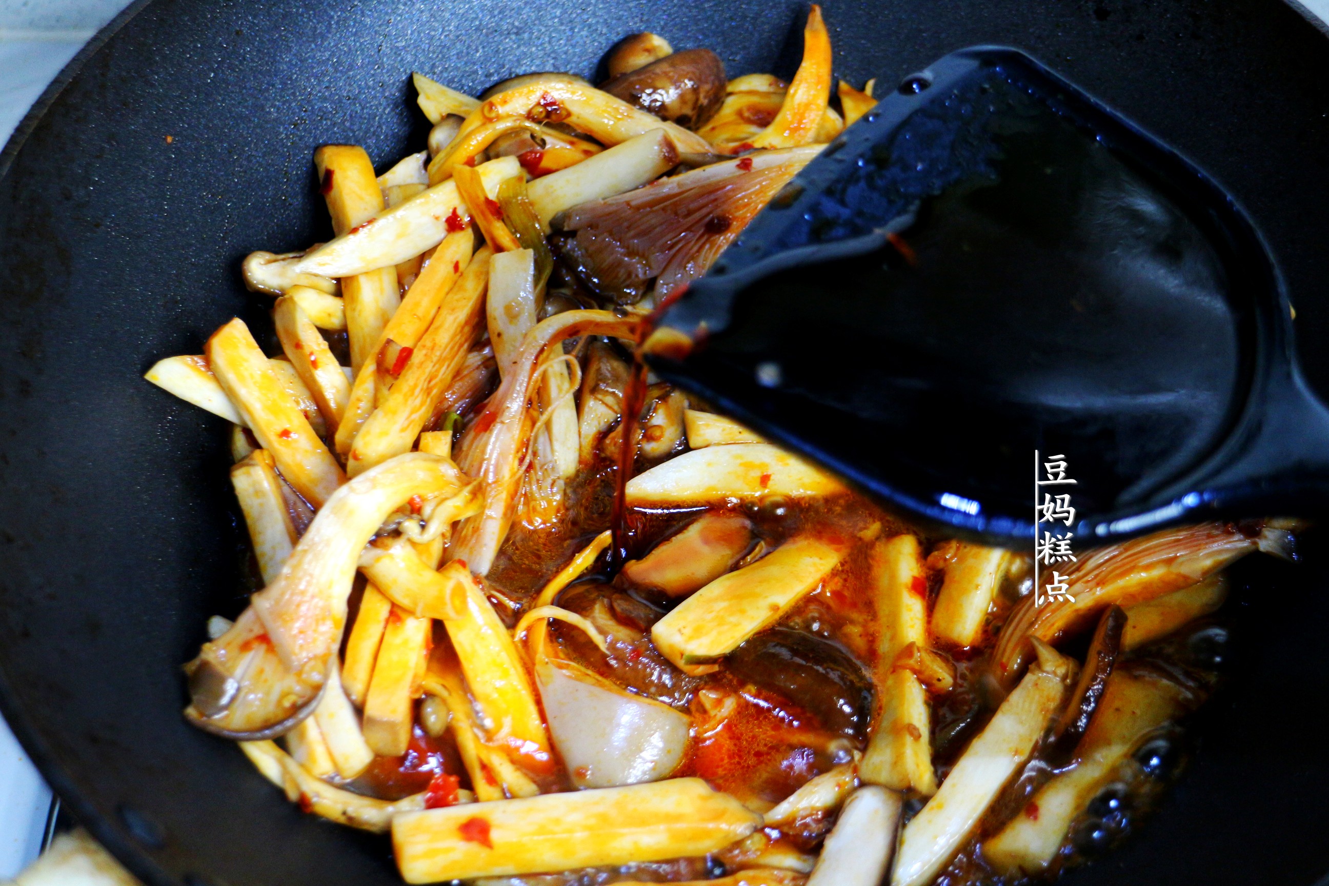 又一好吃的下饭素菜，5分钟搞定，如同肉的口感，连孩子也爱吃