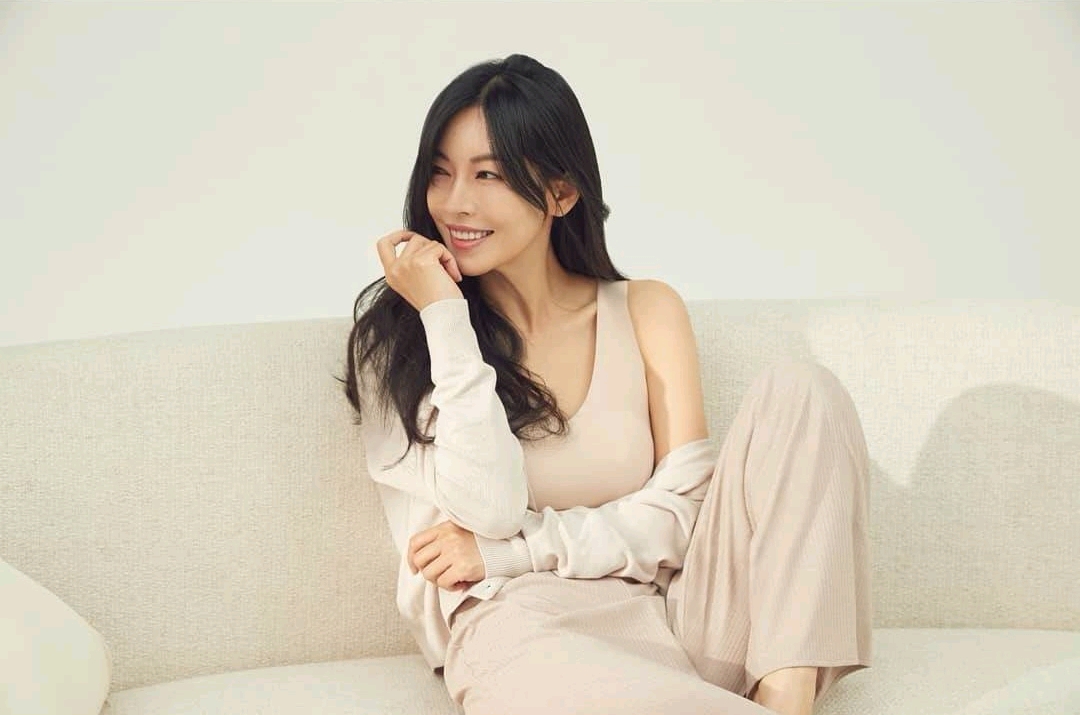 《顶楼》里美丽又可爱的千千金素妍又最新ins营业了,这次是超火姐姐的