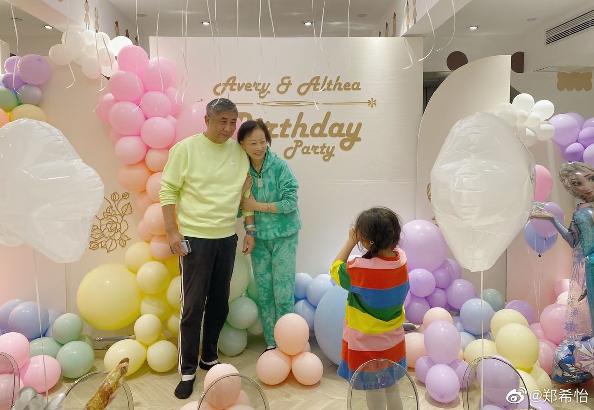 Jasper出席鄭希怡女兒生日會，手插兜有大哥範，男帥女美