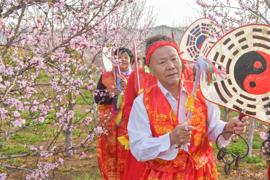 翠湖：桃花灼灼春色美，扇鼓咚咚夕阳红