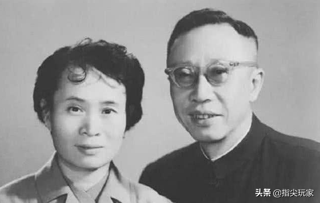 溥仪第一次拿到60块钱工资，看他都买了些啥？不愧是坐过龙椅的人