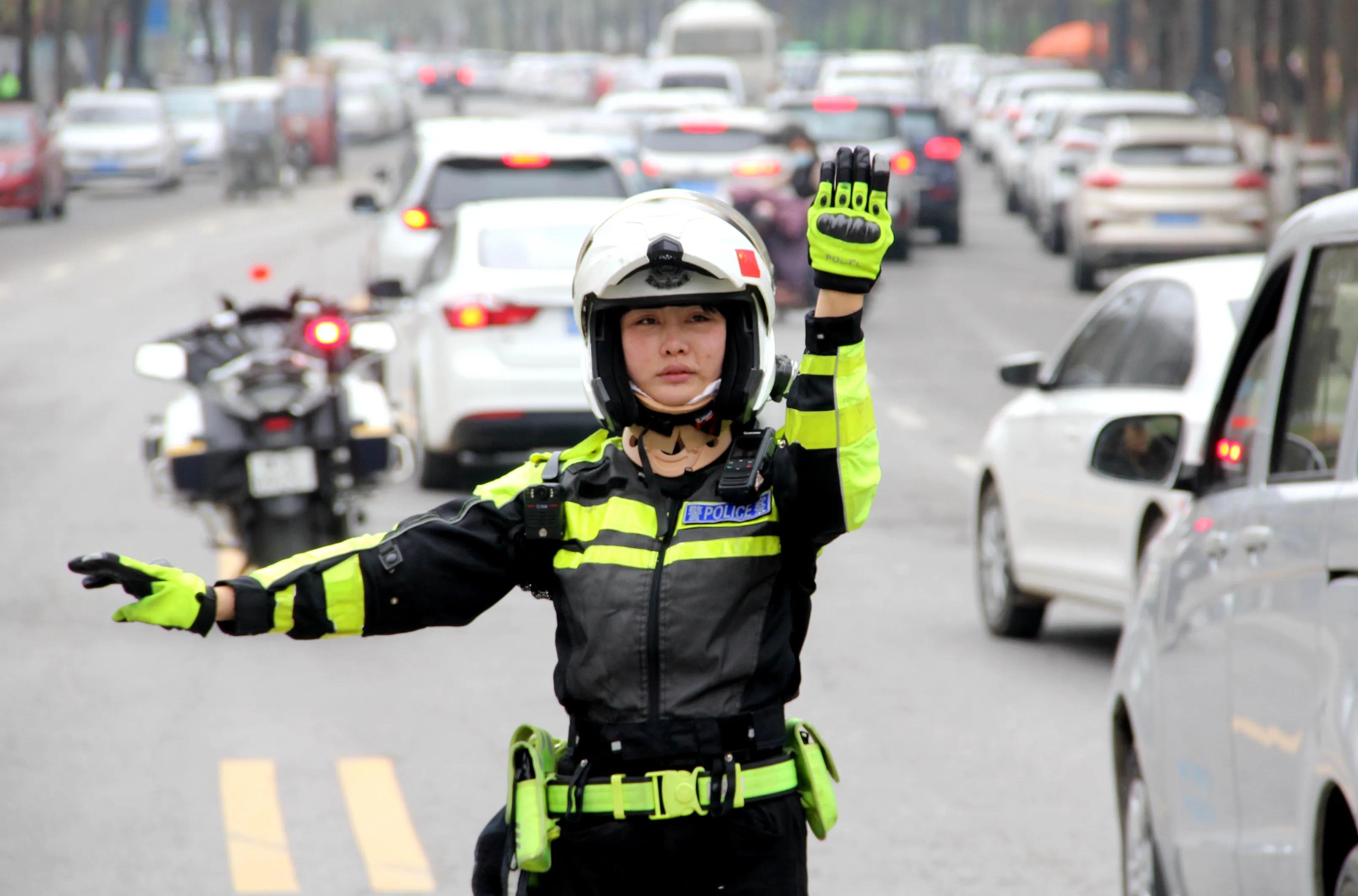 【2021清明影像志】陕西渭南:戴着颈托执勤的警花铁骑手
