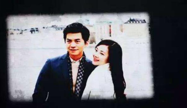 李健与妻子三亚度假！娇妻身材微胖五官精致，替丈夫背吉他似助理