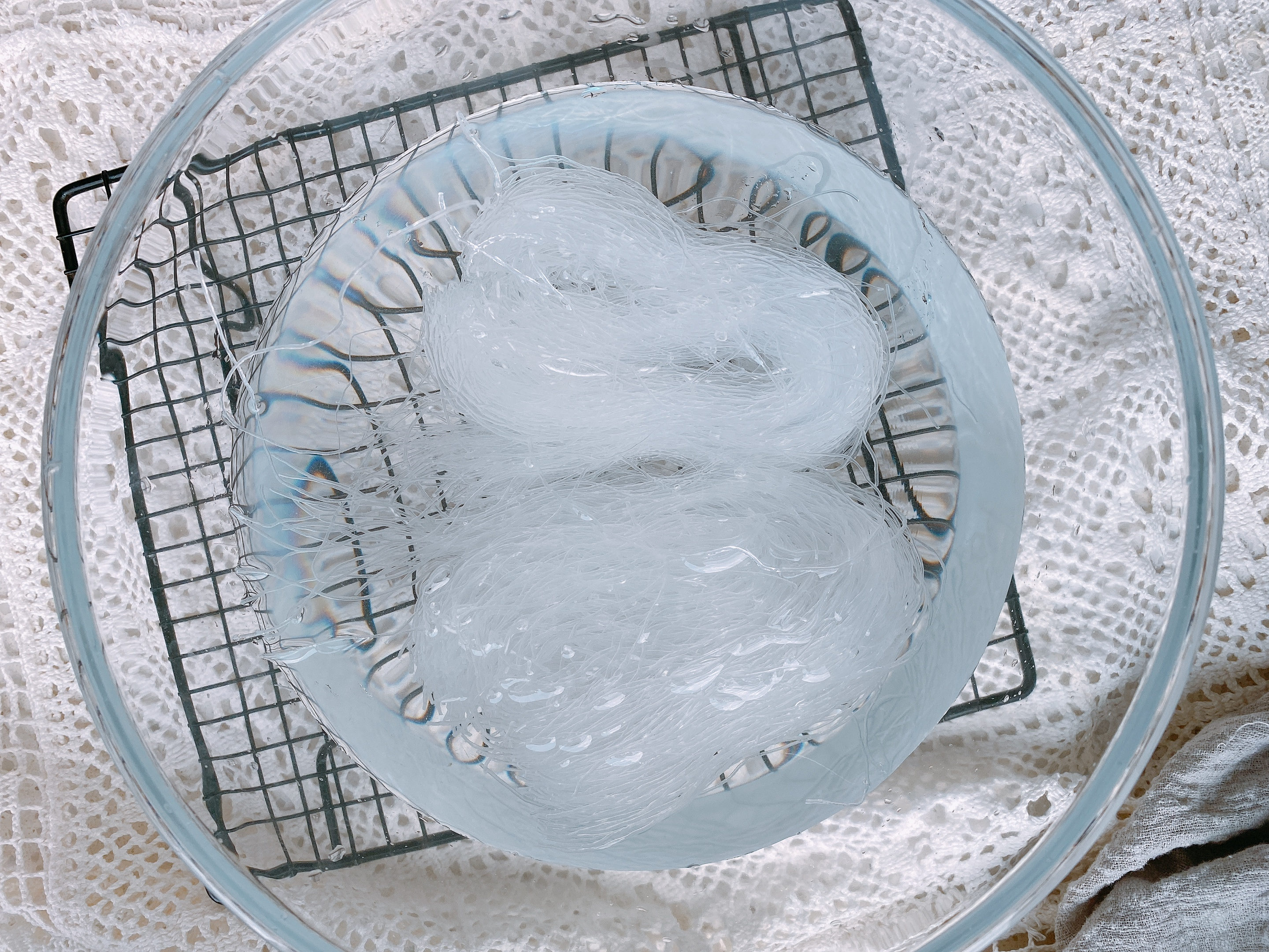 蒜蓉粉丝娃娃菜的家常做法，口感鲜甜，好吃不长胖，10分钟就上桌