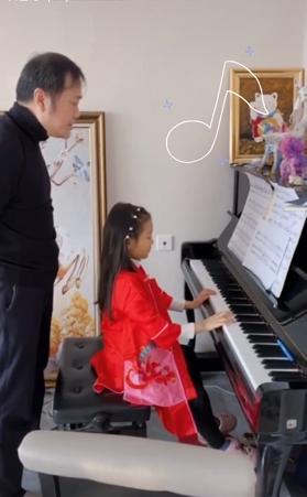 好事将近？李小璐带绯闻男友见爸爸，比划剪刀