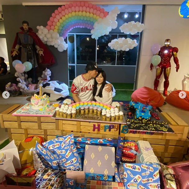 吳尊一家四口旅遊慶生，與老婆海邊擁吻甜如熱戀，浪漫幸福溢出屏