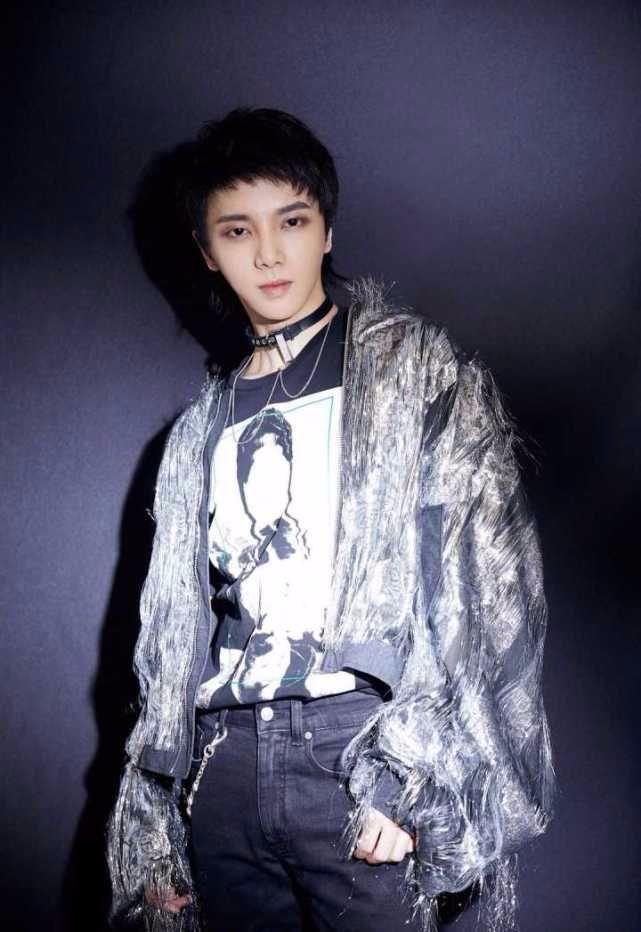 Hua Chenyu is celebrated 6 years continuously unripe wear same a dress, it is to force disease or ceremonial move after all