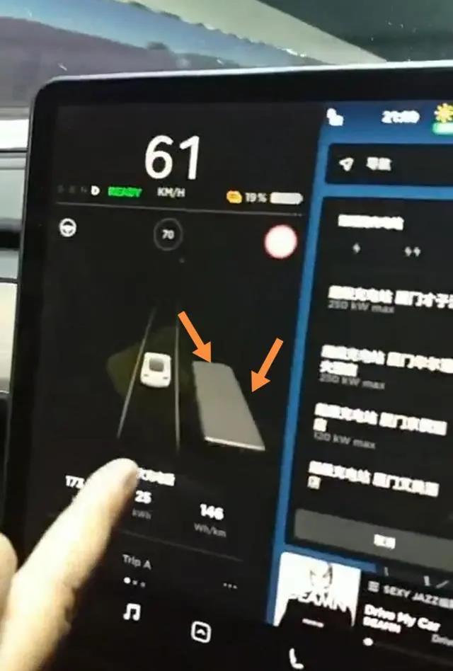 诡异！国外特斯拉经过墓地，传感器显示两边全是人...