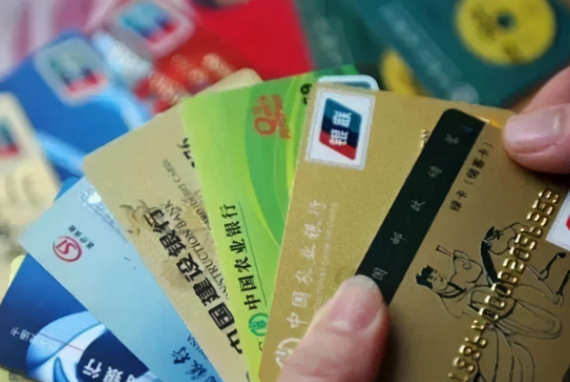 长期不用的银行卡，又没注销，多年后会欠银行很多钱吗？