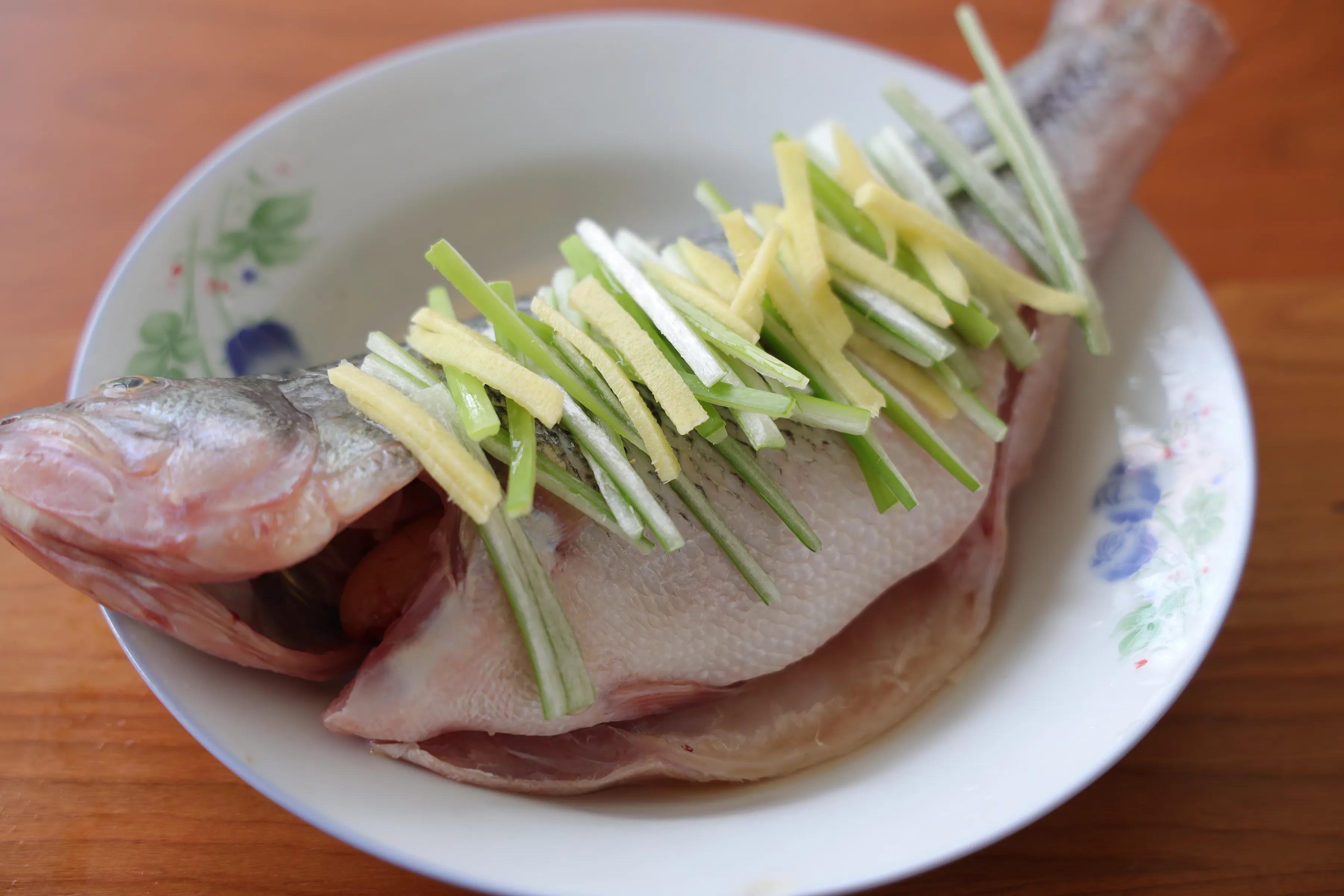 孩子最愛吃的清蒸鱸魚，簡單蒸一蒸，肉質鮮嫩，清淡不油膩