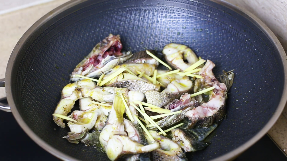 图片[6]-为什么饭店的鱼汤都是金黄色的？其实方法很简单，汤浓好喝无腥味-起舞食谱网