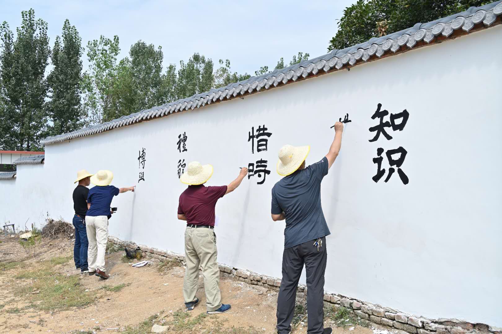 书法下乡，文化上墙——“中国字”村.书法下乡启动仪式举办
