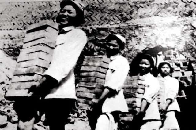 1954年，毛主席为什么要决策成立新疆生产建设兵团？