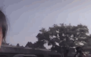 李小璐帶女兒遊故宮，甜馨輕鬆翻跟頭，被媽媽背在背上互動溫馨