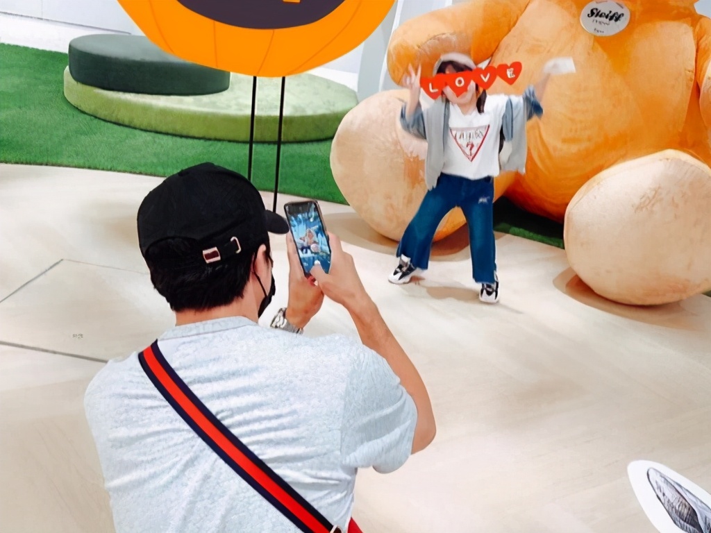 賀軍翔跪在地上為女兒拍照，美寶穿喇叭褲好時尚，鏡頭感十足