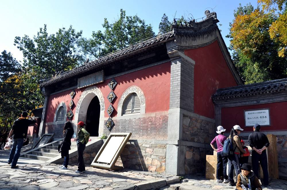 Another park in Beijing is on fire. There are eight ancient temples in the park, no less than Xiangshan, only 27 kilometers away from the city center.