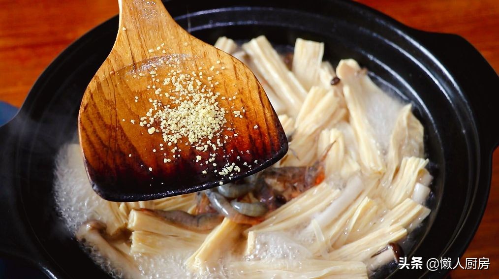 做饭怕麻烦？教你三鲜腐竹的懒人做法，吃起来清爽，没有油腻感