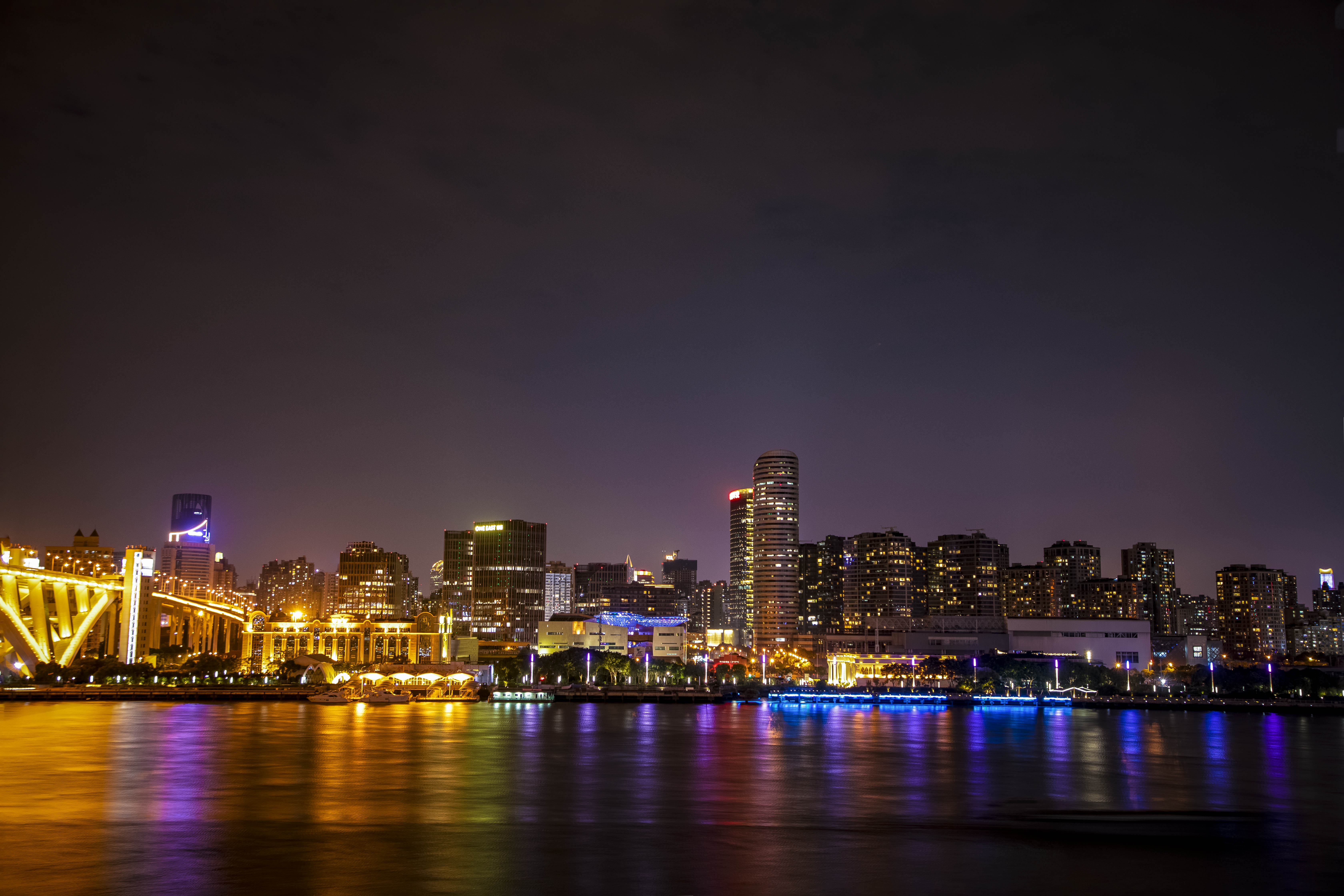 夜游上海新去处，这里有精彩的表演，也有让人沉醉的城市夜景