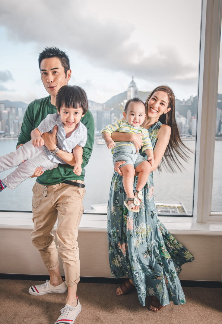 郑嘉颖小22岁娇妻陈凯琳晒生活日常庆生，一家四口泳池玩水超幸福