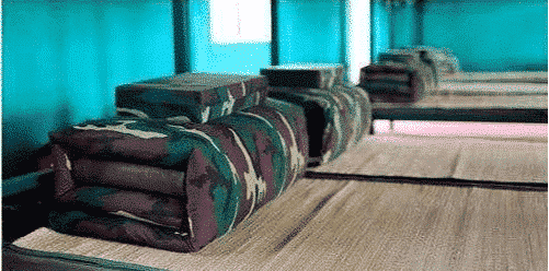 中国军人叠豆腐块，印度军人也叠，看到美国的，网友：这是酒店？