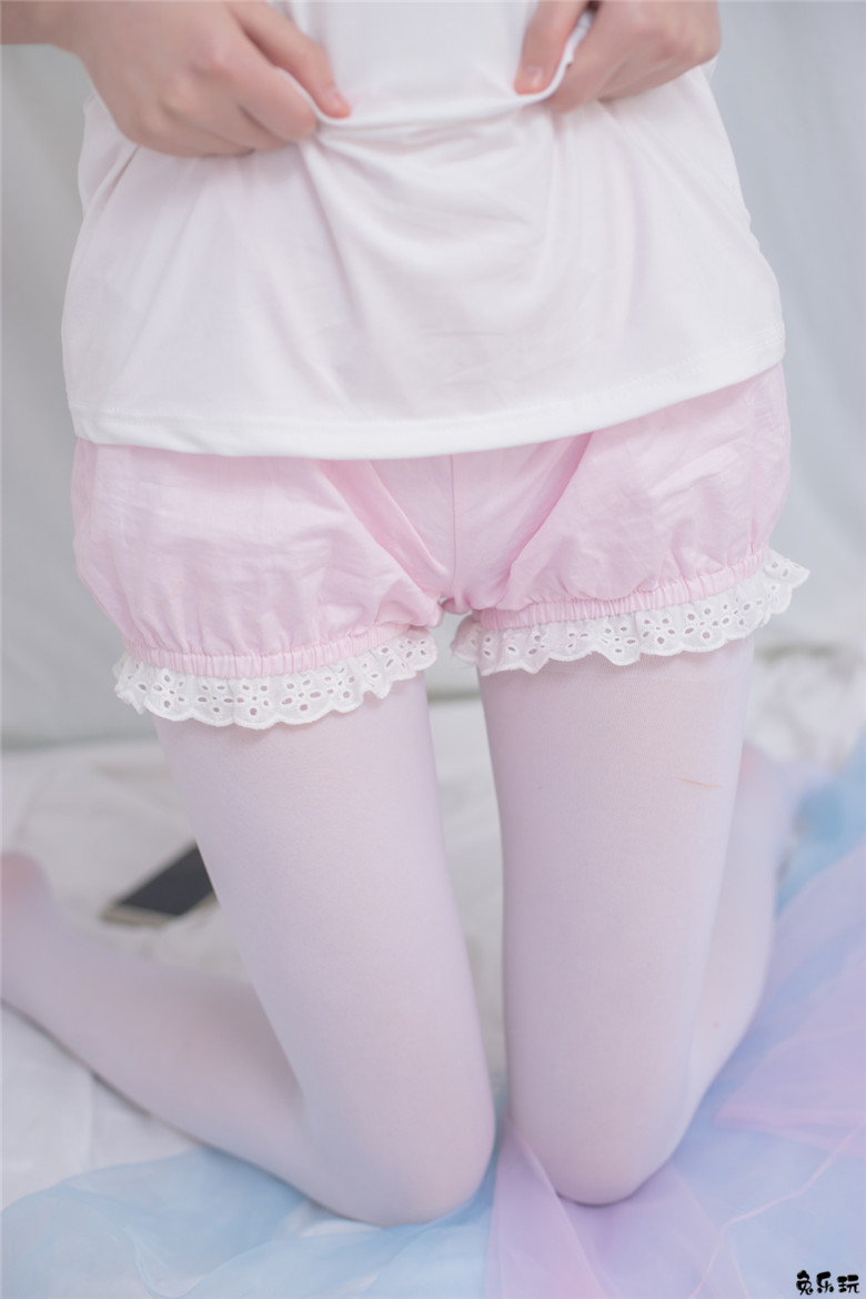 卧室里的白丝少女