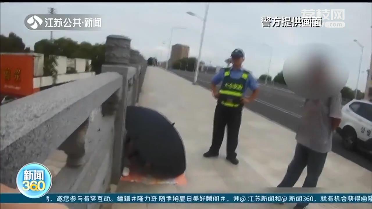 只为“除湿”！35℃天气女子躺桥面晒一个小时：我都不出汗