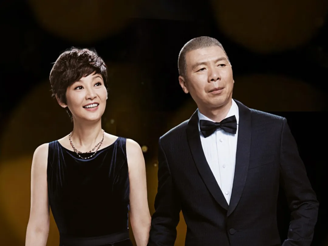 同样都是嫁给知名导演，陶虹徐帆都很活跃，张艺谋的妻子却很低调