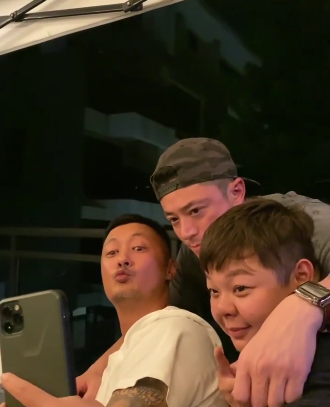 霍建华一家三口七夕聚会吃烤肉，小海豚正脸首曝光，长得像林心如