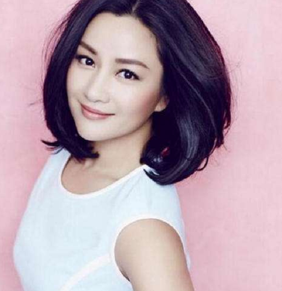 30年前王祖贤旧照中，身后微不足道的群演，如今成了著名女星