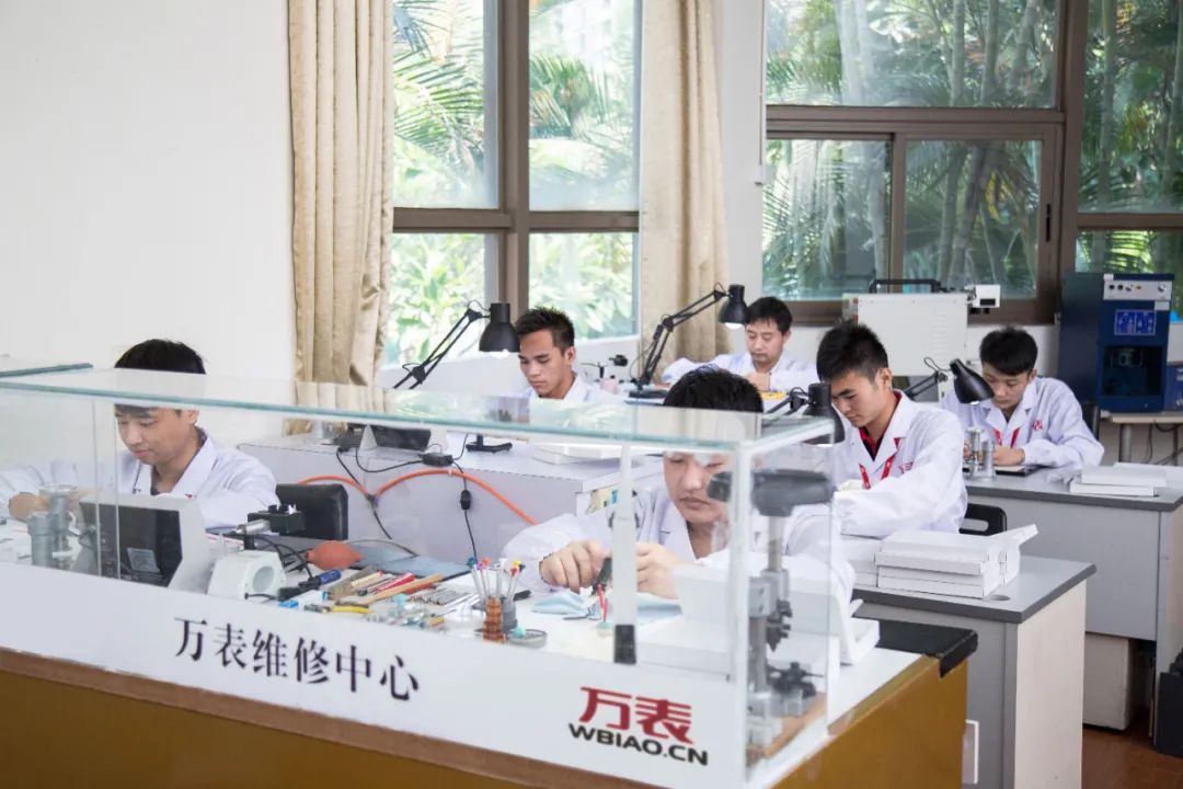 花5万买的手表，维修保养要5000？为什么手表买得起养不起