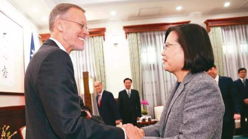 腹背受敵！ 這回，連民進黨都不願�挺�蔡英文