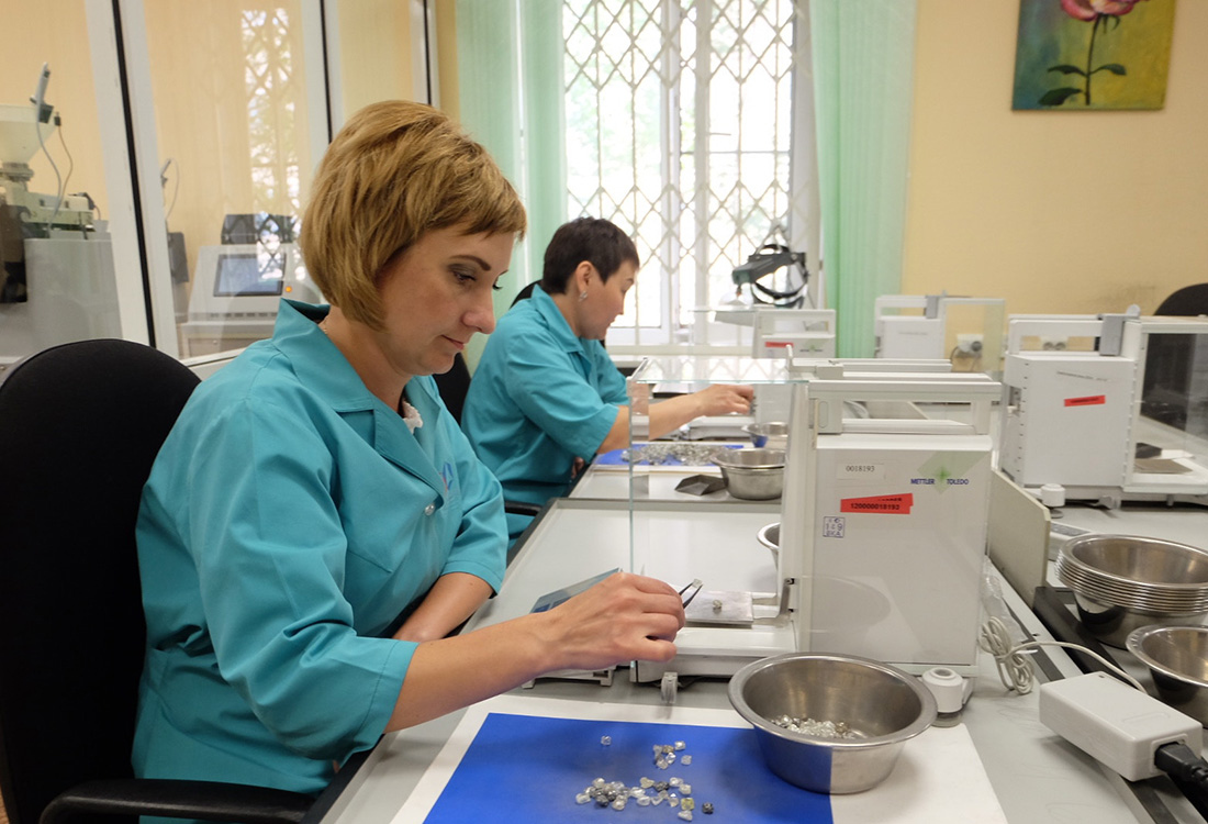 实拍俄罗斯最大钻石矿场，直接钻石诞生过程，原来是这么操作的