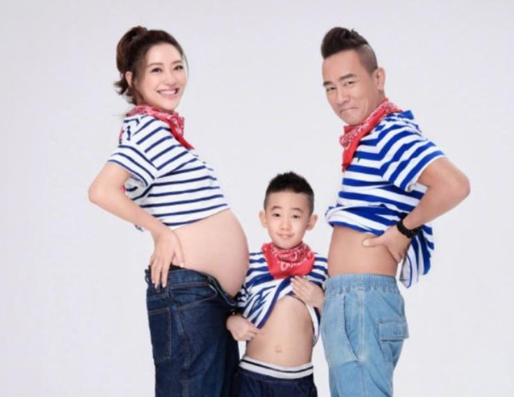 陈小春二度当爸超兴奋！晒儿子正面照，小家伙嘴巴大张小脚丫抢镜
