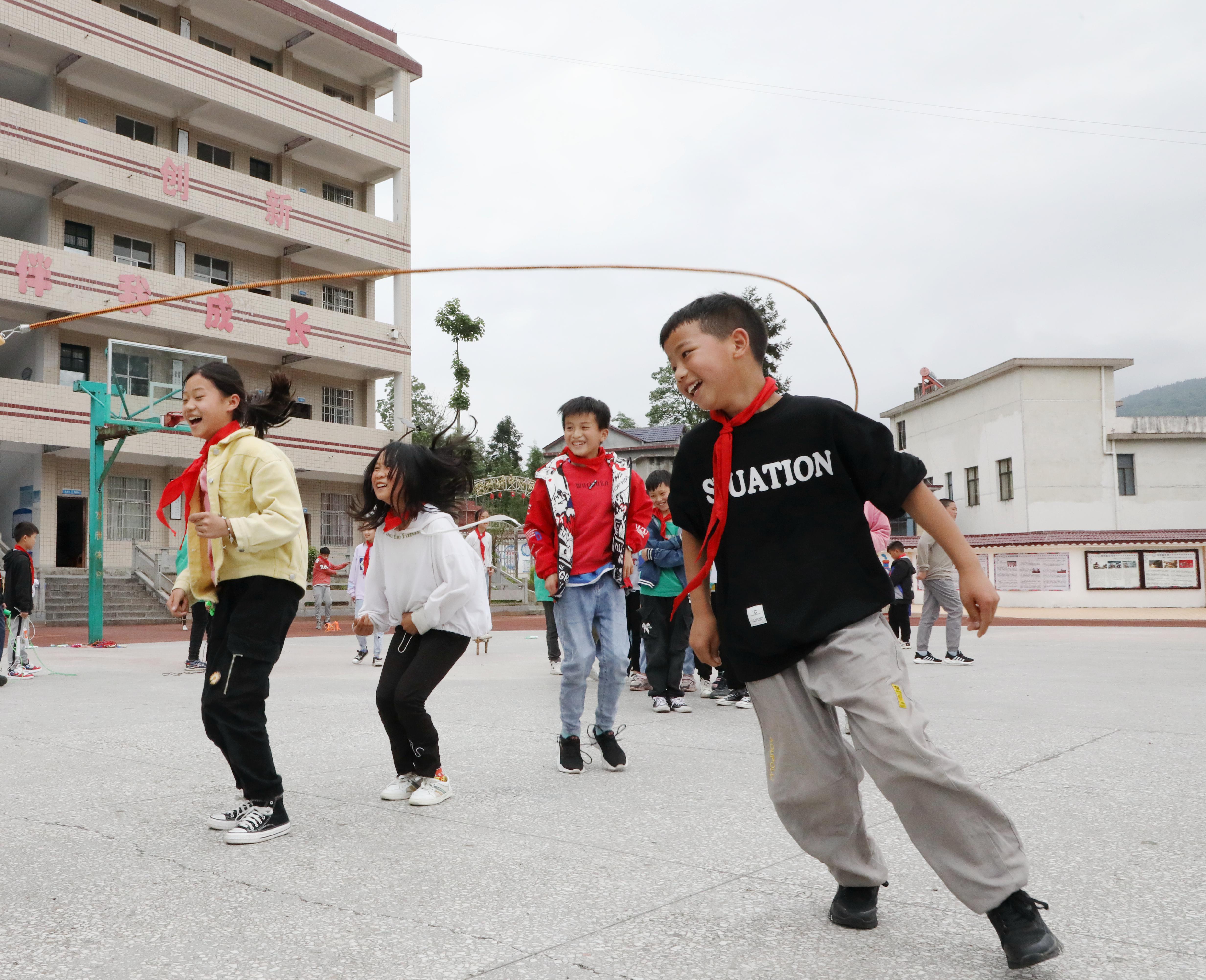 保靖野竹坪小学：快乐大课间 健康每一天(图4)