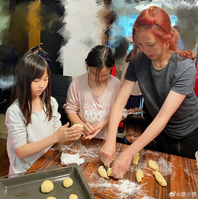 蔡少芬和倆女兒做麵包有模有樣，小兒子在旁探頭探腦圍觀呆萌可愛