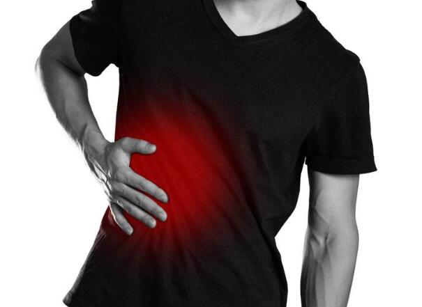 酒精肝發作前，身體多次發出求救信號，愛喝酒的人，及時抓住