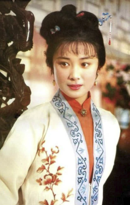 傅艺伟的毁灭史：从“最美妲己”到“阶下囚”，她经历了什么？