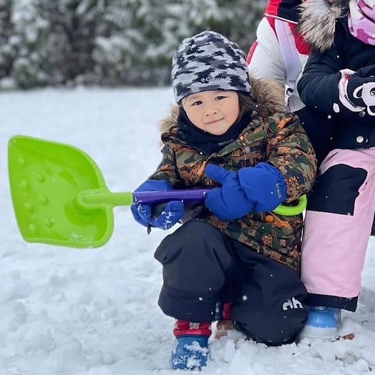 鍾嘉欣陪子女堆雪人，畫面溫馨有愛，2歲兒子古靈精怪越來越帥