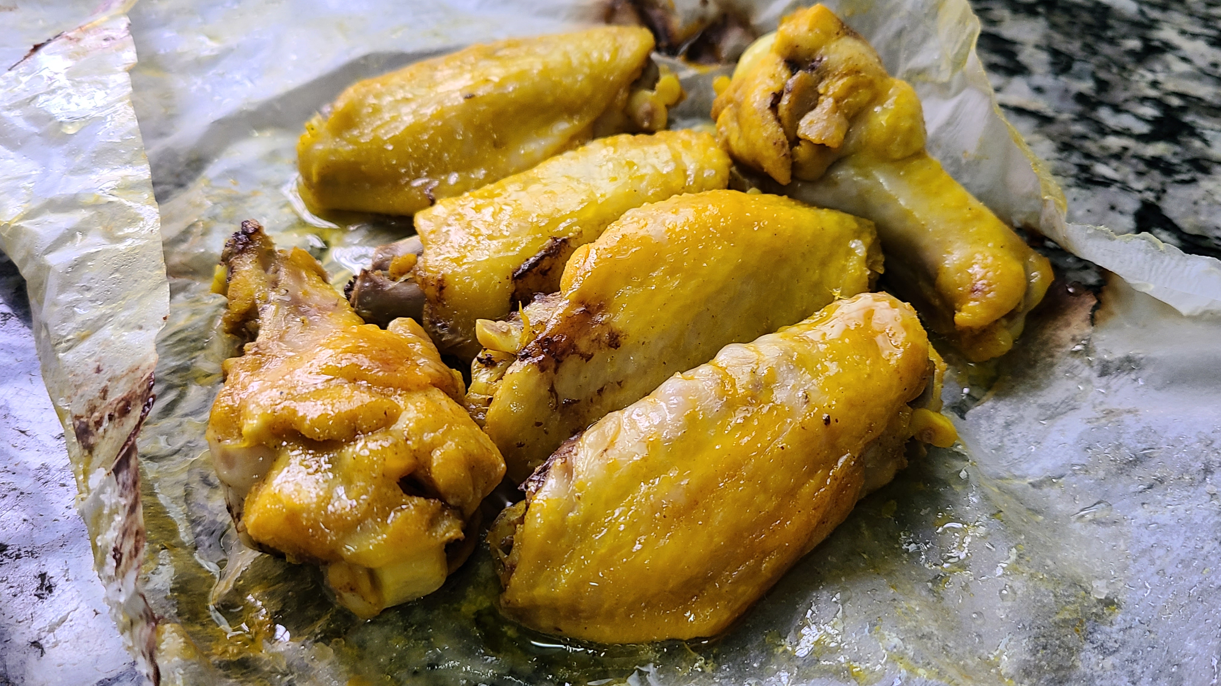 廣東鹽焗雞翅的做法，教你輕鬆做出來，鹹香好吃，吃著太爽了