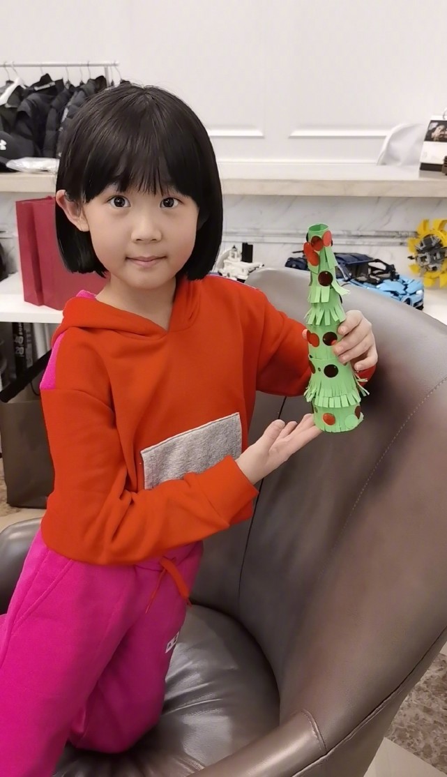 陆毅晒女儿近照，两个女儿越长越像，漂亮可爱却一个比一个瘦