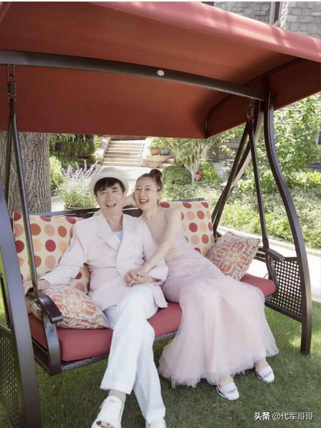 他是国家一级演员，娶大6岁离异女强人为妻，如